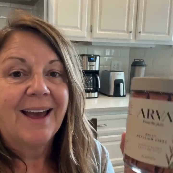 Michelle, an Arva customer, holding a jar of Arva Daily Psyllium Fibre